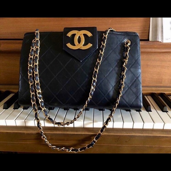 AUTHENTIC LUXURY ITEMS - Picture 4 of 8